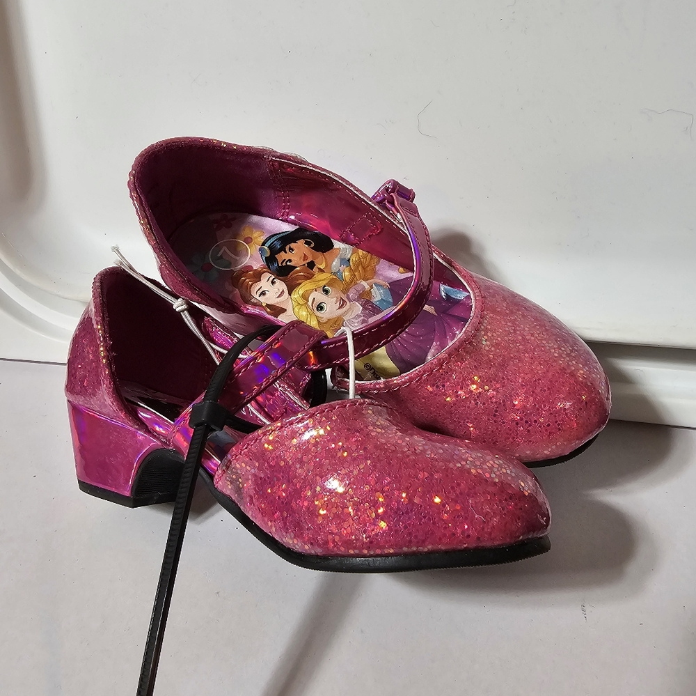 New size 7 Disney princess shoes